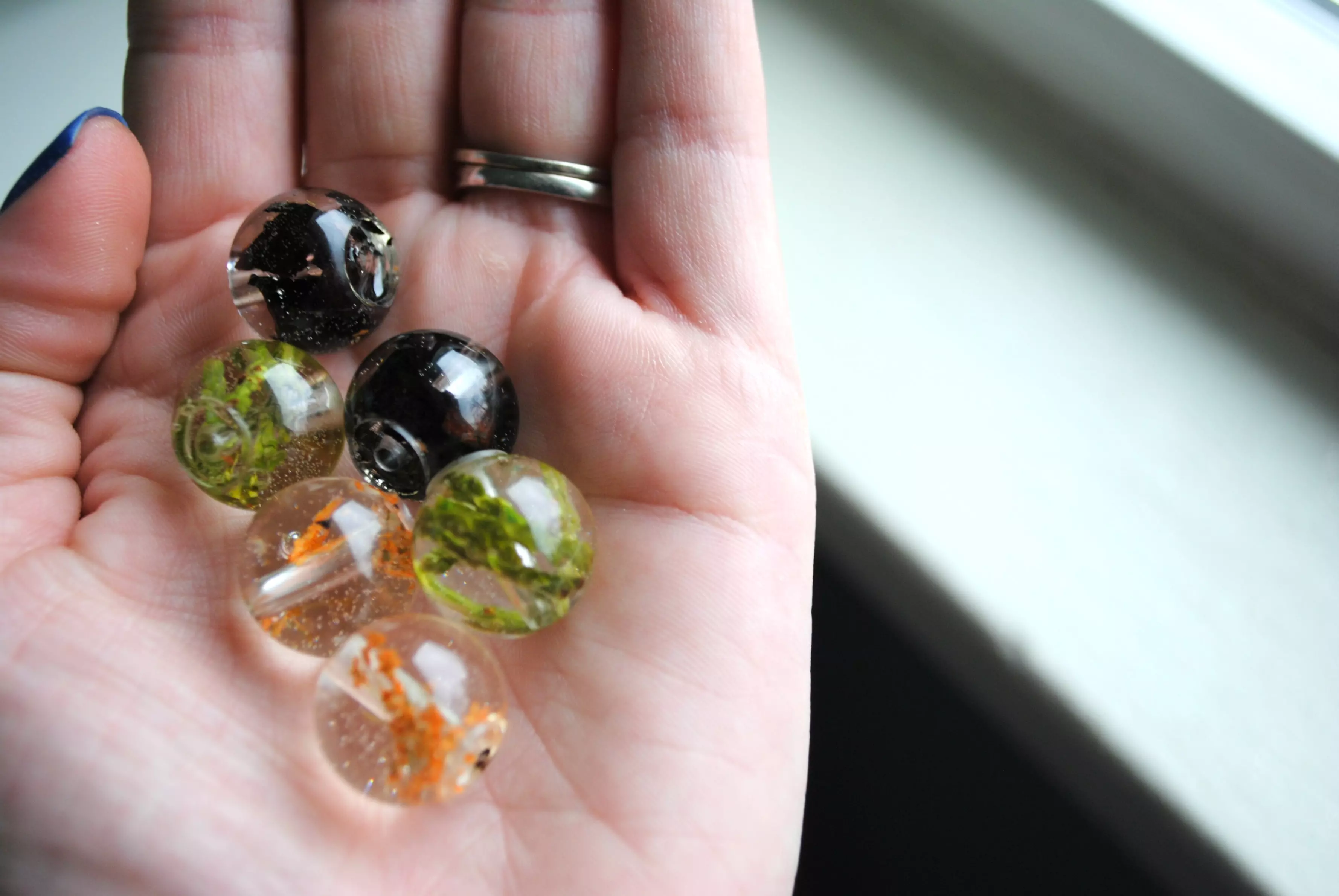 How To Make Resin Jewelry With Flowers - Resin Obsession